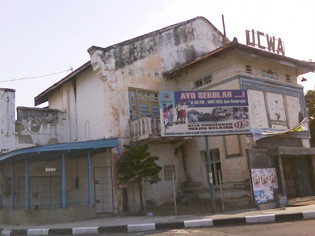 Bioskop Dewa, Tegal (2008). Fotografer: Ragil Priyo Atmojo