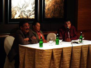 Ilham Bintang, AM Hendropriyono, dan Raam Punjabi dalam diskusi Monopoli Impor dan Distribusi Film Asing, Jakarta, 03/08/2011 (Foto: FI)