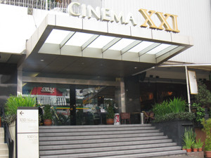 Halaman depan Bioskop XXI Sarinah, Thamrin, Juli 2011 (Foto: FI)