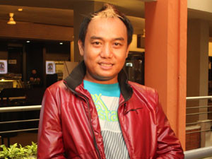 Aziz Gagap di acara syukuran film Kafan Sundel Bolong, Jakarta, Januari 2012 (Foto: Abi)