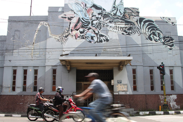 Sisi barat Bioskop Permata yang dihiasi mural Matahari karya Aaron Noble.