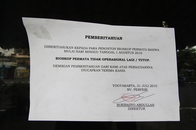 Pemberitahuan tutupnya Bioskop Permata.