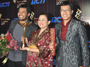 Penerima Piala Citra untuk Film Terbaik (Sang Penari), Ifa Isfansyah, Shanty Harmayn, dan Salman Aristo (Foto: FI)