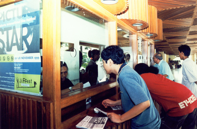 Loket tiket JIFFEST 1999, Taman Ismail Marzuki. Sumber: Sumber: Pameran Sejarah Bioskop, Kineforum