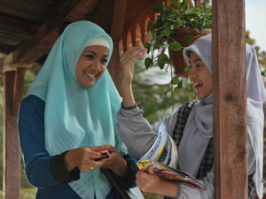 Nirina Zubir (kiri) sebagai Ummi Salamah dalam film Hafalan Shalat Delisa (Foto: Starvision)