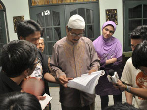 Zee Zee Shahab di tengah pengambilan gambar film Ummi Aminah bersama Rasyid Karim (Foto: MVP Pictures)